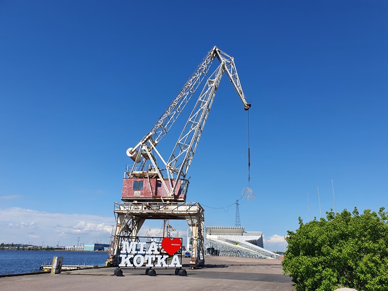 Kran im Hafen von Kotka und Maritimzentrum Vellamo