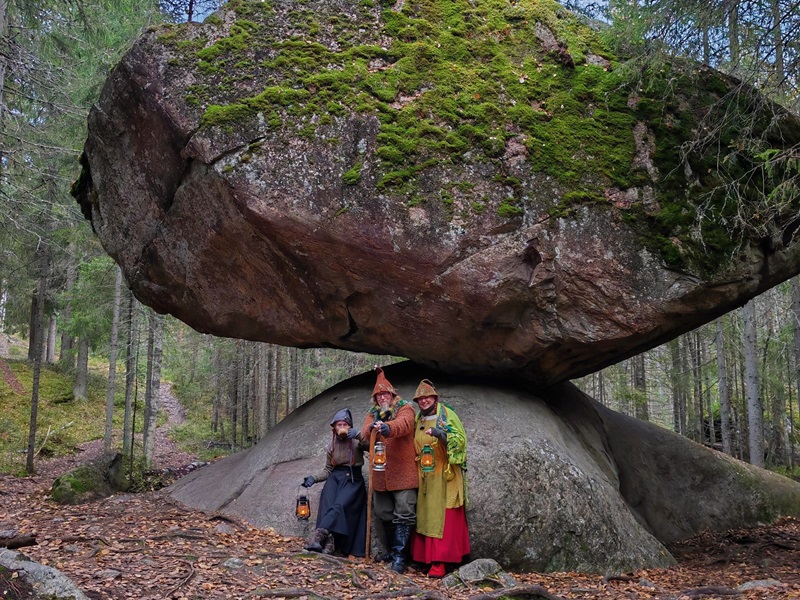 Der Kummakivi steht mitten im Wald