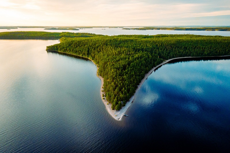 Die zum Saimaa UNESCO Global Geopark zählenden Uferformationen von Rastinniemi