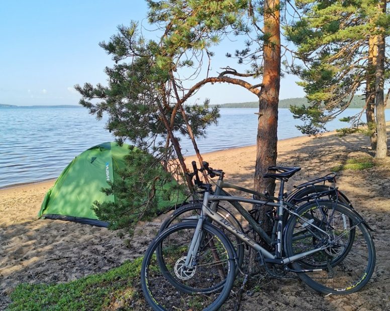 Zelt und Fahrräder am Ufer des Saimaa-Sees am Rande der Saimaa-Archipel-Route